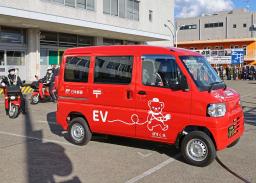 　新しく配備された軽四輪や二輪車のＥＶ車両で配達に向かう郵便局員＝１０日午後、栃木県小山市