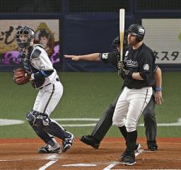 　１回ロッテ２死二塁、レアードが見逃し三振に倒れる。捕手若月＝京セラドーム