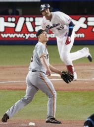 　１回ヤクルト２死一塁、サンタナに２ランを浴びた巨人・山口＝神宮