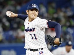 　無四球完封で勝利投手となったヤクルト・奥川＝神宮