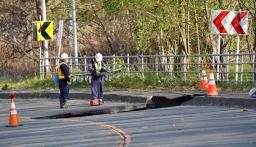 　道路が陥没した現場＝１１日午後１時ごろ、北海道三笠市