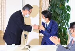 　細田派の総会で、細田博之衆院議長（左）とグータッチを交わす安倍元首相＝１１日午前、東京・永田町の自民党本部
