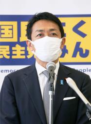 　記者会見する国民民主党の玉木代表＝１１日午前、国会