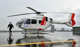 　「空飛ぶ車」の実証実験で、高層ビルの屋上に着陸したヘリコプター＝１１日午後、大阪市