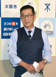 　大阪市役所で記者団の取材に応じる日本維新の会代表の松井一郎市長＝１１日午後