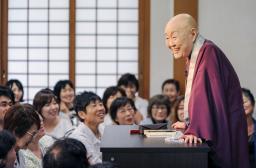 　「寂庵」で月に１度開く「法話の会」で参加者に語り掛ける瀬戸内寂聴さん＝２０１７年、京都市