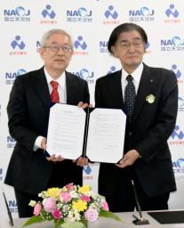 　連携協定を締結した国立天文台の常田佐久台長（左）と岩手日報社の東根千万億社長＝１１日午後、岩手県奥州市