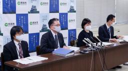 　記者会見する熊本市の担当者ら＝１１日午後、熊本市役所