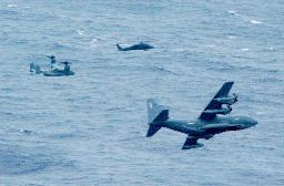　沖縄県の宮古島、石垣島北方で、米空軍のＭＣ１３０Ｊ（右）、ＣＶ２２オスプレイ（左）と共同訓練する航空自衛隊のＵＨ６０Ｊ救難ヘリコプター＝９日（防衛省提供）
