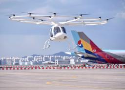 　１１日、韓国・金浦空港で行われた「空飛ぶタクシー」の試験飛行（共同）