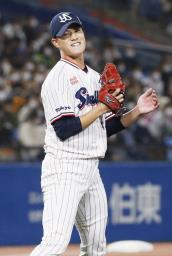 　６回を三者凡退に抑え、喜ぶヤクルト・高橋＝神宮