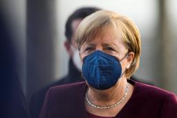 　ドイツの連邦議会に到着したメルケル首相＝１１日、ベルリン（ＡＰ＝共同）