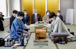 　将棋の第３４期竜王戦７番勝負の第４局で、対局する豊島将之竜王（左）と藤井聡太三冠＝１２日午前、山口県宇部市（代表撮影）