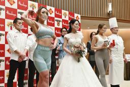 　阪急百貨店梅田本店で企画型「福袋」をＰＲするトレーナーの野田真奈さん（手前左）ら＝１２日午前、大阪市