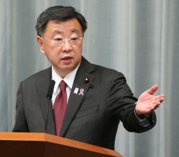 　記者会見する松野官房長官＝１２日午前、首相官邸