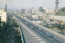 　１９６４年の開通後まもない阪神高速環状線（阪神高速道路提供）