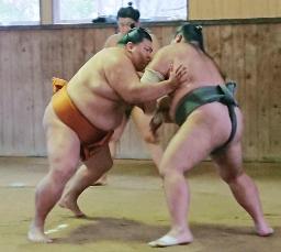 　九州場所に向けて稽古する御嶽海（左）＝１２日、福岡県新宮町の出羽海部屋宿舎（日本相撲協会提供）