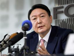 　１２日、ソウルで外国メディアと記者会見する尹錫悦氏（共同）
