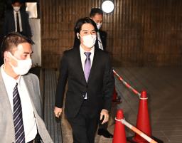 　母親の元婚約者と面会するため、法律事務所に入る小室圭さん＝１２日夜、東京都港区