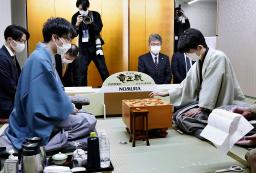 　第３４期竜王戦７番勝負第４局の２日目、豊島将之竜王（左）と対局する藤井聡太三冠＝１３日午前、山口県宇部市（代表撮影）