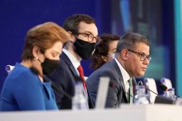 　英国で開催中のＣＯＰ２６で発言するシャーマ議長（手前から３人目）＝１２日、グラスゴー（ＡＰ＝共同）