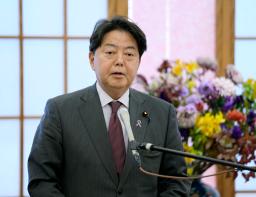 　ブリンケン米国務長官との電話会談を終え、取材に応じる林外相＝１３日午前、外務省