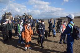 　東京電力柏崎刈羽原発から３０キロ圏内の住民が避難の手順などを確認した新潟県主催の防災訓練＝１３日午前、新潟県柏崎市