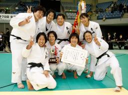 　女子５人制で優勝し、喜ぶ東海大の選手たち＝千葉ポートアリーナ