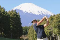 　第３日、６番でショットを放つ幡地隆寛。通算４アンダーで２位＝太平洋クラブ御殿場