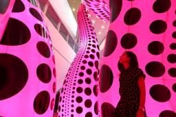 　草間弥生さんの個展で展示される巨大オブジェを鑑賞する展覧会関係者の女性＝イスラエル中部テルアビブ（共同）