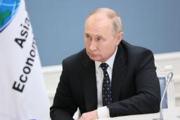 　１３日放映のロシア国営テレビのインタビューに応じるプーチン大統領（タス＝共同）