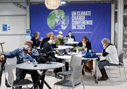　ＣＯＰ２６の会場内で文書の採択を待つ人たち＝１３日、英グラスゴー（共同）
