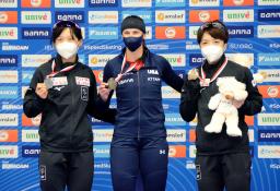 　女子１０００メートルで２位の高木美帆（左）と３位の小平奈緒（右）。中央は優勝したブリタニー・ボウ＝トマショフマゾウィエツキ（共同）