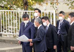 　横田めぐみさんが拉致されたとみられる現場周辺を視察する松野官房長官（左端）＝１４日午後、新潟市
