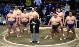 　大相撲九州場所が初日を迎え、あいさつをする日本相撲協会の八角理事長（中央）＝１４日、福岡国際センター