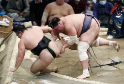 　照ノ富士（右）が小股すくいで霧馬山を下す＝福岡国際センター