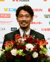 　記者会見し、現役引退を表明したＪ１浦和の阿部勇樹＝１４日、さいたま市内のホテル