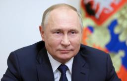 　ロシア・モスクワ郊外の公邸であいさつするプーチン大統領＝１３日（タス＝共同）