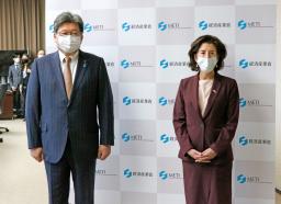 　会談に臨む萩生田経産相（左）とレモンド米商務長官＝１５日午前、経産省