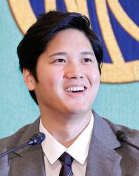 　記者会見で笑顔を見せるエンゼルスの大谷翔平。投打の「二刀流」で歴史的活躍を見せた今季を振り返り、一層の飛躍を誓った＝１５日午前、東京・内幸町の日本記者クラブ