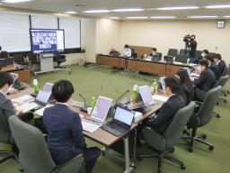 　新型コロナウイルスワクチンの３回目の追加接種実施を了承した厚労省のワクチン分科会＝１５日午後、厚労省