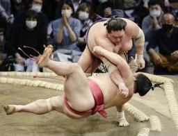 　照ノ富士（上）がすくい投げで大栄翔を下す＝福岡国際センター