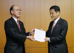 　中教審の渡辺光一郎会長（左）から教員免許更新制に関する報告書を受け取る末松文科相＝１５日午後、文科省