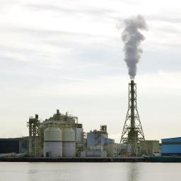 　二酸化炭素（ＣＯ２）の大きな排出源となる石炭火力発電所＝仙台市宮城野区