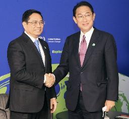 　ベトナムのファム・ミン・チン首相（左）と握手する岸田首相＝２日、英グラスゴー（代表撮影・共同）