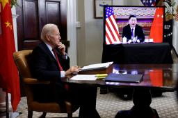 　１５日、米ホワイトハウスで、中国の習近平国家主席とのオンライン会談に臨むバイデン大統領＝ワシントン（ロイター＝共同）
