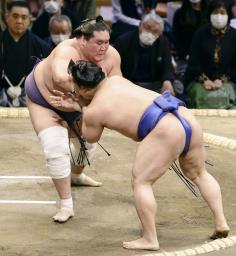 　照ノ富士（左）が押し出しで若隆景を下す＝福岡国際センター