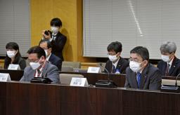 　総務省が開催した有識者会議に出席したＮＴＴドコモの井伊基之社長（前列左）とＫＤＤＩの高橋誠社長（同右）＝１６日午後、総務省