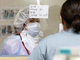 　防護服を着け、新型コロナウイルスに感染した患者の治療にあたる看護師＝８月、川崎市