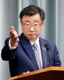 　記者会見する松野官房長官＝１６日午後、首相官邸